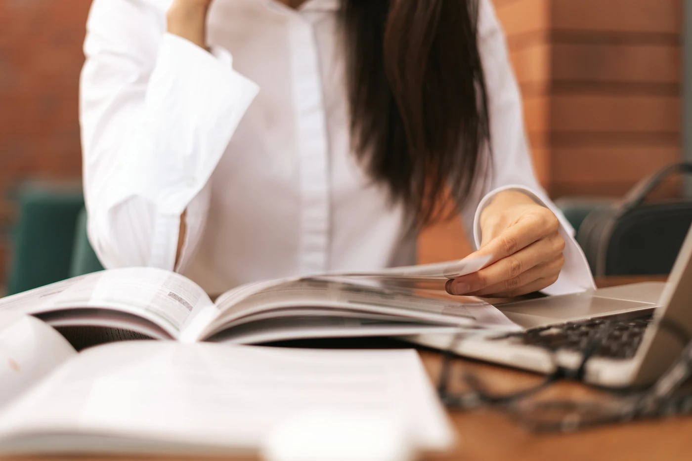 Profesional revisando documentos académicos como parte de una consultoría estratégica en diversidad, inclusión y bienestar laboral