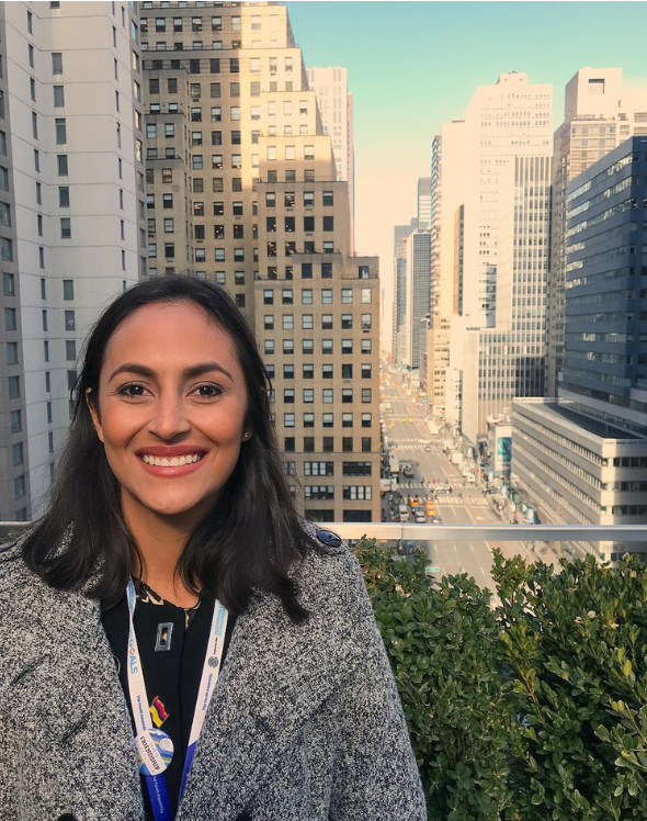 Profesional sonriente representando la consultoría estratégica en diversidad, inclusión y bienestar laboral en un entorno urbano